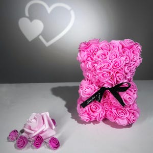 Osito de peluche con rosas preservadas de color rosa, un regalo elegante y duradero.