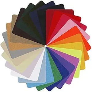 Könnte beinhalten: Eine kreisförmige Anordnung von Stoffmustern in verschiedenen Farben. Die Muster sind quadratisch mit abgerundeten Ecken und umfassen Farbtöne von Rot, Rosa, Orange, Gelb, Grün, Blau und neutralen Tönen.