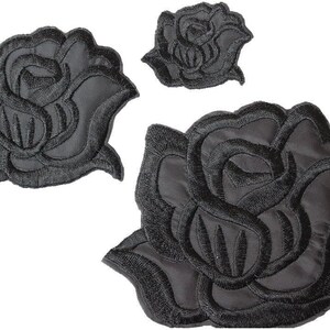 Può includere: Toppe a forma di rosa nera ricamate in tre misure. Le toppe presentano cuciture dettagliate, creando un aspetto strutturato. Le rose hanno più petali e sono adatte per l'abbellimento dei tessuti.