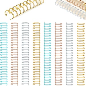 Könnte beinhalten: Sortiment an farbigen Metall-Spiralbindungen in Gold, Silber, Kupfer und Blau. Die Spiralen werden zum Binden von Dokumenten und Notizbüchern verwendet. Das Bild zeigt sowohl einzelne Spiralen als auch Reihen verbundener Spiralen.