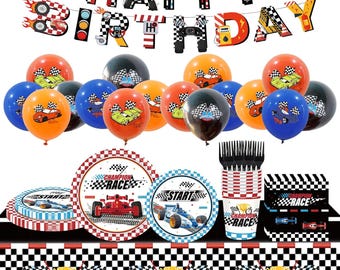Puede incluir: Un conjunto de decoración para fiesta de cumpleaños con temática de carreras. Incluye globos, platos, vasos y una pancarta que dice "HAPPY BIRTHDAY". Las decoraciones presentan coches de carreras, banderas a cuadros y colores vibrantes.