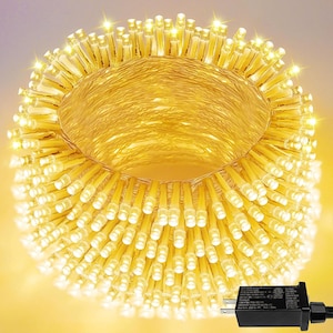 Puede incluir: Una disposición circular de luces de cadena LED blanco cálido. Las luces están densamente empaquetadas, creando un efecto brillante y brillante. Un adaptador de corriente negro con un enchufe de dos clavijas es visible. Ideal para decoraciones festivas.