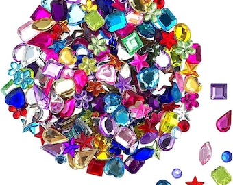Puede incluir: Una colección de gemas artesanales coloridas y variadas en varias formas y tamaños. Las gemas incluyen corazones, estrellas, flores y formas geométricas en tonos de rosa, azul, verde, rojo, amarillo y morado. Las gemas están dispersas sobre un fondo blanco.