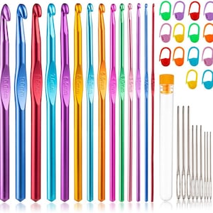 Puede incluir: Un conjunto de ganchillos de colores en varios tamaños, que van desde 2,0 mm hasta 10,0 mm, con un tubo transparente, marcadores de punto y agujas de lana. Los ganchillos son de color púrpura, azul, rojo, amarillo, verde y naranja. Para tejer y hacer ganchillo.