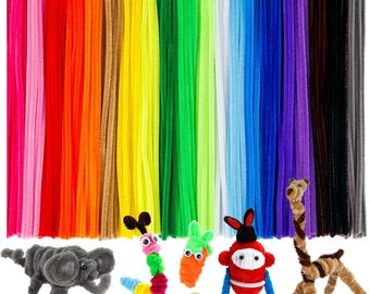 Puede incluir: Una colección de limpiapipas coloridos en varios tonos, desde el rosa hasta el gris. Varias criaturas hechas a mano están hechas de limpiapipas, como un elefante, un gusano, una zanahoria, un robot, una serpiente y una jirafa.