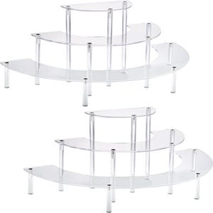 Op de afbeelding: Twee transparante acryl display stands. Elke stand heeft drie gebogen niveaus en een halve cirkel bovenste niveau. De niveaus worden ondersteund door transparante cilindrische poten. De stands zijn ontworpen om items te presenteren.