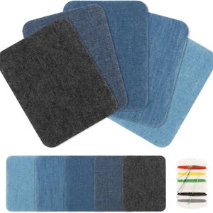 Puede incluir: Un conjunto de parches de mezclilla en varios tonos de azul y gris, dispuestos en forma de abanico. Los parches son rectangulares con esquinas redondeadas. También se ve un carrete de hilo y agujas.