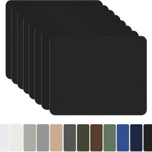 Puede incluir: Una pila de manteles individuales rectangulares negros con esquinas redondeadas. Debajo de los manteles individuales hay una fila de muestras de color en blanco, gris, beige, verde, marrón, azul y negro. Los manteles individuales son de material texturizado.