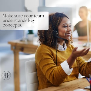 Puede incluir: Una mujer con auriculares, sonriendo y gesticulando con las manos mientras est&aacute; sentada en un escritorio. El texto "Make sure your team understands key concepts" est&aacute; en un cuadro blanco. La mujer lleva un su&eacute;ter amarillo y una camisa blanca.