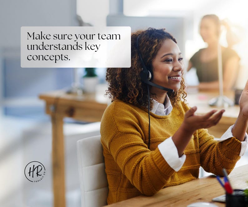 Puede incluir: Una mujer con auriculares, sonriendo y gesticulando con las manos mientras est&aacute; sentada en un escritorio. El texto "Make sure your team understands key concepts" est&aacute; en un cuadro blanco. La mujer lleva un su&eacute;ter amarillo y una camisa blanca.