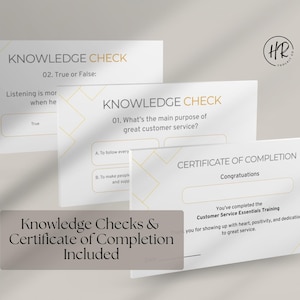 Puede incluir: Un conjunto de tarjetas blancas con texto dorado, incluyendo "Knowledge Check" y "Certificate of Completion". Las tarjetas presentan preguntas y un espacio para respuestas. La imagen tambi&eacute;n incluye el texto "Knowledge Checks & Certificate of Completion Included."