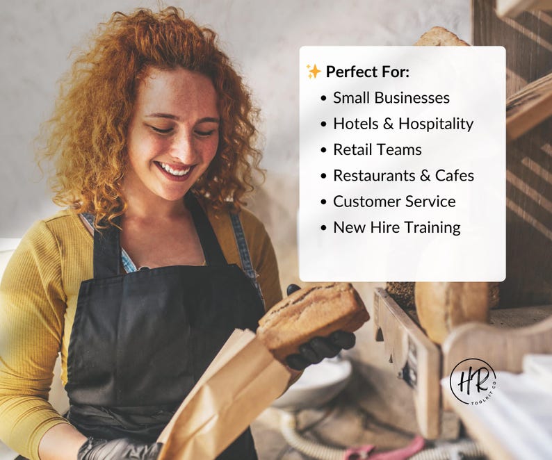 Puede incluir: Una persona sonriente, con una camisa amarilla y un delantal negro, sostiene un pan en una bolsa de papel. La imagen incluye el texto "Perfect For: Small Businesses, Hotels & Hospitality, Retail Teams, Restaurants & Cafes, Customer Service, New Hire Training."