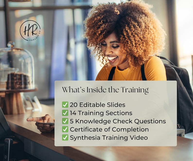 Puede incluir: Una mujer sonr&iacute;e mientras mira una computadora port&aacute;til. Se muestra el texto "What's Inside the Training", que enumera 20 diapositivas editables, 14 secciones de capacitaci&oacute;n, 5 preguntas de verificaci&oacute;n de conocimientos, un certificado y un video de capacitaci&oacute;n de Synthesia.