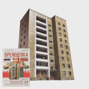 Può includere: Modello di un condominio a più piani, con facciata beige e numerose finestre. Un poster con la parola "BREZHNEVKA" in rosso e bianco è in primo piano, con un ritratto e un edificio in miniatura.