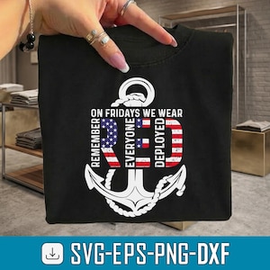 Könnte beinhalten: Schwarzes T-Shirt mit einem weißen Anker-Design und dem Text "ON FRIDAYS WE WEAR RED, REMEMBER EVERYONE DEPLOYED." Das Wort "RED" ist in einem rot-weiß-amerikanischen Flaggen-Design. Der untere Teil des Shirts hat den Text "SVG-EPS-PNG-DXF."