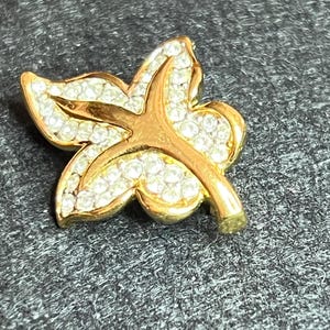 Attwood and Sawyer Vintage Brosche – goldfarben mit klaren Strasssteinen – signiert A&S – eleganter britischer Modeschmuck