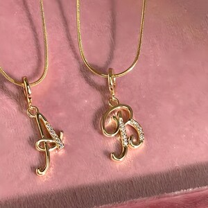 Collar de letras de oro personalizado: elegante, personal y duradero / Titanelle Jewelry