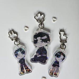 Puede incluir: Una taza de cerámica blanca con un asa negra y el texto "But First, Coffee" en negro, con una fuente de estilo manuscrito. La taza está sobre una superficie blanca.