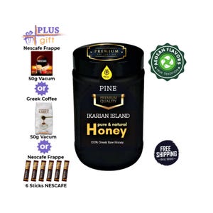 Puede incluir: Un tarro negro de miel pura y natural de Ikarian Island con el texto "Honey" en letras doradas grandes. El tarro está etiquetado como "Pine" y "Premium Quality". Incluye Nescafe Frappe y café griego.