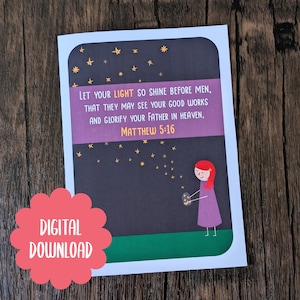 Puede incluir: Una tarjeta imprimible con un fondo morado y estrellas. La tarjeta presenta una cita de la Biblia, Mateo 5:16, "Que tu luz brille delante de los hombres, para que vean tus buenas obras y glorifiquen a tu Padre que está en los cielos." La tarjeta también presenta una ilustración de dibujos animados de una niña sosteniendo un frasco de estrellas.