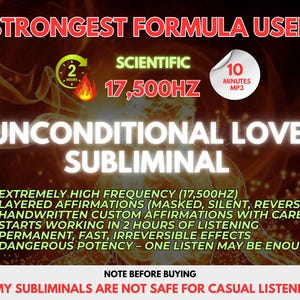 Puede incluir: Una taza de cerámica blanca con un asa negra y el texto "But First, Coffee" en un estilo manuscrito. La taza está sobre una superficie blanca. La taza mide aproximadamente 10 cm de alto.