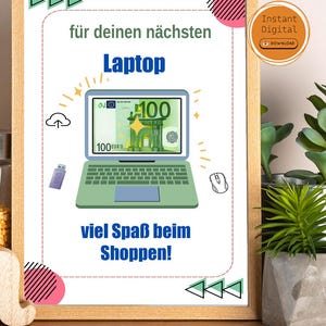 Könnte beinhalten: Gerahmter Druck mit deutschem Text, darunter "für deinen nächsten Laptop" und "viel Spaß beim Shoppen!". Das Bild zeigt einen Laptop mit einem 100-Euro-Schein, einem USB-Stick und einer Computermaus.