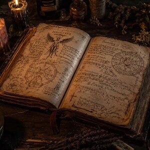 K&ouml;nnte beinhalten: Ein aufgeschlagenes, antikes Buch mit detaillierten Illustrationen und handschriftlichem Text. Die Seiten sind vergilbt, mit einem dunkelroten Band als Lesezeichen. Kerzen und getrocknete Kr&auml;uter erzeugen eine mystische Atmosph&auml;re.