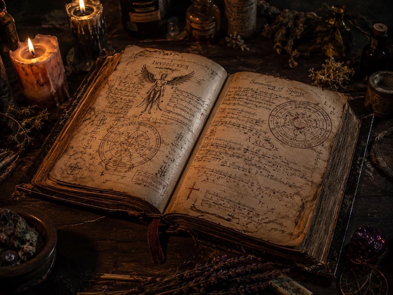 K&ouml;nnte beinhalten: Ein aufgeschlagenes, antikes Buch mit detaillierten Illustrationen und handschriftlichem Text. Die Seiten sind vergilbt, mit einem dunkelroten Band als Lesezeichen. Kerzen und getrocknete Kr&auml;uter erzeugen eine mystische Atmosph&auml;re.