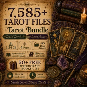 Könnte beinhalten: Ein digitales Tarot-Paket mit über 7.585 Dateien, 85 Deck-Ordnern und 160 Handbüchern. Das Bild zeigt Textdetails, Tarotkarten wie Die Sonne und Die Hohepriesterin, eine brennende Kerze, Kristalle und eine Feder auf einem Vintage-Hintergrund.