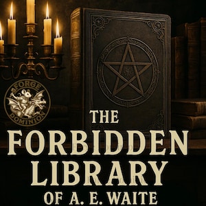 Könnte beinhalten: Ein dunkel gebundenes Buch mit dem Titel "The Forbidden Library of A. E. Waite" mit einem Pentagramm-Design. Das Bild zeigt einen Kerzenständer und andere Bücher, die eine mystische Atmosphäre schaffen.