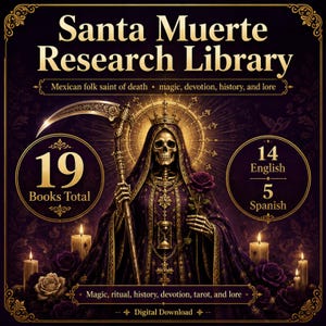 Può includere: Un download digitale intitolato Santa Muerte Research Library con una figura scheletrica in tunica viola che tiene una falce e una rosa. Il testo include 19 Books Total, 14 English, 5 Spanish e magic, devotion, history, and lore.