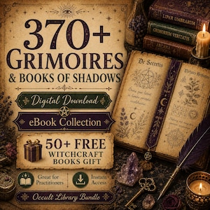 Peut inclure: Une collection numérique de 370+ grimoires et livres des ombres avec un livre ouvert au texte latin, des illustrations de plantes et symboles, une plume violette, une bougie allumée, un cristal et une clé sur un fond parchemin vintage.
