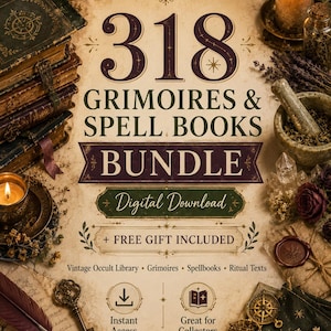 Peut inclure: Un ensemble de téléchargement numérique intitulé 318 GRIMOIRES & SPELL BOOKS BUNDLE, avec du texte sur un fond style parchemin. L'image comprend des piles de livres anciens, des bougies allumées, un mortier, une plume, une clé et des fleurs séchées.