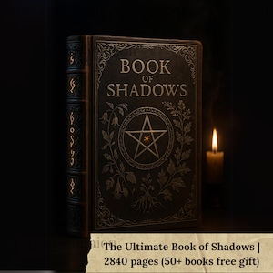 Puede incluir: Un libro marrón oscuro titulado "BOOK OF SHADOWS" con un diseño de pentagrama y detalles florales. El libro tiene una cubierta texturizada y letras doradas. Una vela encendida está en el fondo. El texto "The Ultimate Book of Shadows" está en la parte inferior.
