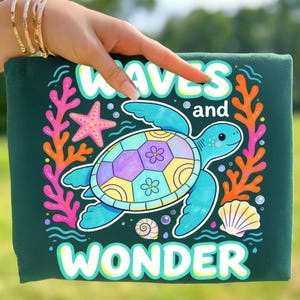 Peut inclure: Carré vert foncé avec une illustration colorée d'une tortue de mer, d'une étoile de mer et de coraux. Le texte "WAVES and WONDER" est écrit en blanc. La tortue a une tête et des nageoires bleues, et une carapace avec des sections violettes, jaunes et bleues.