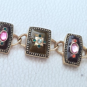 Puede incluir: Una taza de cerámica blanca con un asa negra y el texto "But First, Coffee" en negro, en negrita. La taza está sobre una superficie blanca.