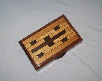 Caixa com padrão de vitral cereja