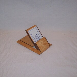 Desktop-Visitenkarten-Etui, Kartenhalter. Birds Eye Maple mit Walnuss-Einlage