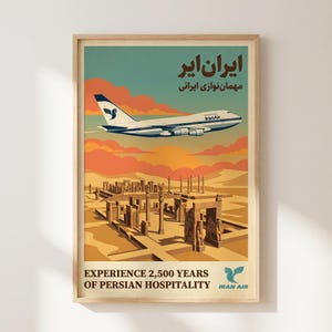 Op de afbeelding: Een reisposter in vintage-stijl met een Iran Air vliegtuig boven de oude ruïnes van Persepolis. De scène bevat oranje wolken, een woestijnlandschap en de tekst: Iran Air, Experience 2,500 Years of Persian Hospitality.