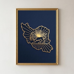 Puede incluir: Una impresión artística enmarcada que presenta un contorno dorado de un mapa de un país con un emblema de león y sol sobre un fondo azul marino. La obra de arte está enmarcada en un marco dorado.