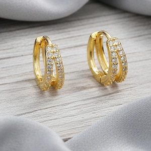 Gold Pave Doppel Creolen mit Kristallen, funkelnder Damen Schmuck, Alltagskleidung oder Anlass, Mode-Design, Geschenk für sie, Trendy