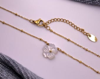 White Blossom Mother of Pearl Flower Pendant Necklace, Adjustable Gold Satellite Chain, Dainty Minimalist Jewelry for Women, Gift For Her