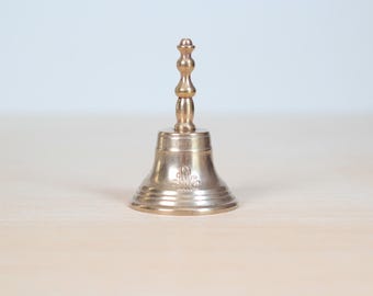 Vintage midcentury messing handbel met verhoogd bloemmotief
