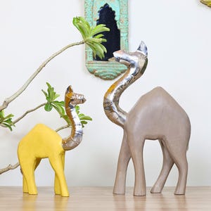 Set di statuette di cammelli in legno / Scultura di animali intagliata a mano con testa in metallo / Decorazione per la casa in stile deserto / Arte indiana artigianale.