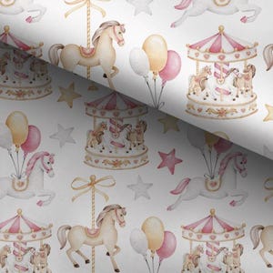 Könnte beinhalten: Ein Stoffmuster mit Aquarellillustrationen von weißen und hellbraunen Karussellpferden, rosa-weiß gestreiften Karussells, Gruppen aus weißen, gelben und rosa Luftballons sowie hellgrauen und rosa Sternen auf weißem Grund.
