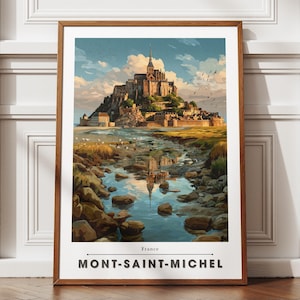 Könnte beinhalten: Gerahmter Kunstdruck mit einer malerischen Ansicht von Mont-Saint-Michel, Frankreich. Das Kunstwerk zeigt die historische Abtei auf einer felsigen Insel, mit einem reflektierenden Fluss im Vordergrund. Der Druck ist in einem Holzrahmen und enthält den Text "France" und "MONT-SAINT-MICHEL".