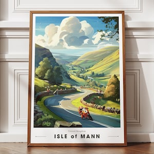 Puede incluir: Una impresión artística enmarcada de la Isla de Man, con una carretera sinuosa a través de colinas verdes bajo un cielo azul con nubes. Una motocicleta corre por la carretera. El texto "Isle of Mann" está en la parte inferior.