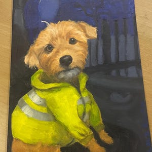 Puede incluir: Pintura al óleo de un perro pequeño, marrón claro, con una chaqueta amarilla brillante con rayas plateadas reflectantes. El perro está sentado, con un fondo azul oscuro y negro.