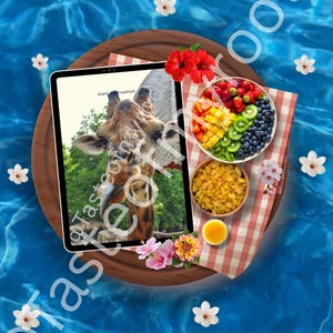 Può includere: Un tablet digitale mostra un'immagine di una giraffa con il testo "Daily Motivation" su un vassoio di legno. Un piatto di frutta a fette colorate, una ciotola di uvetta dorata e un bicchierino di succo sono disposti su un panno a scacchi rosso e bianco. Lo sfondo è un motivo d'acqua blu.
