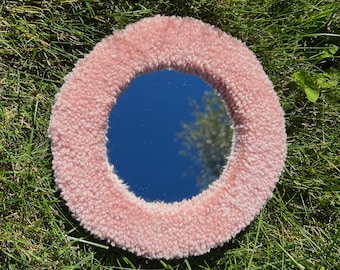 Roze fuzzy spiegel